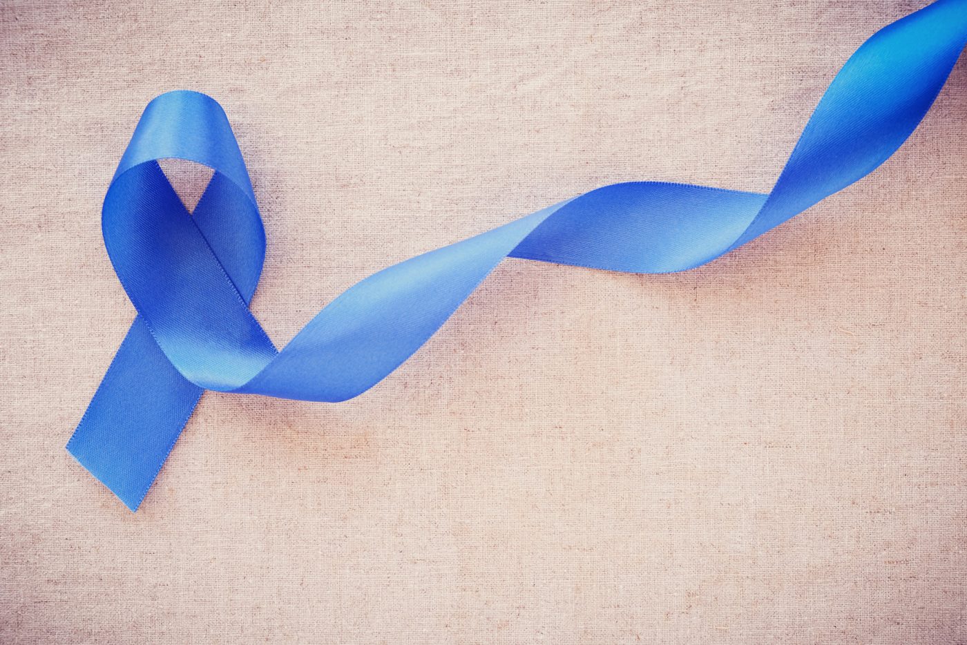 le ruban bleu : symbole du cancer colorectal